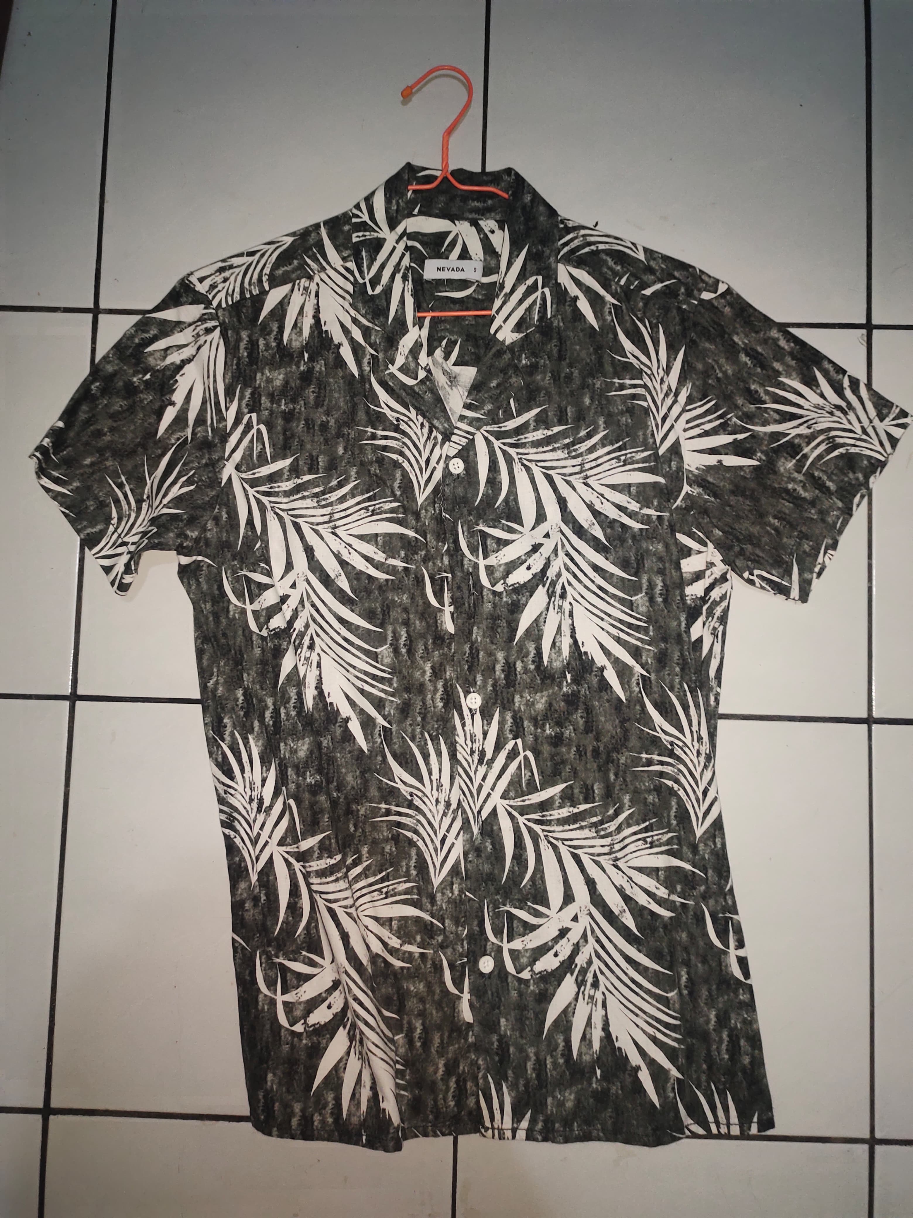 Kemeja Lengan Pendek Bermotif